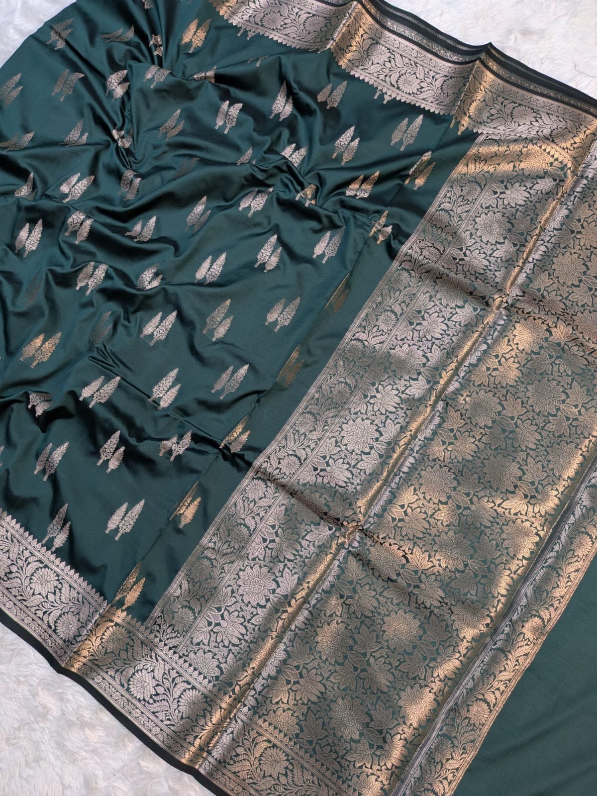 Semi Silk Banatasi Border Buti Design Saree - Image 2
