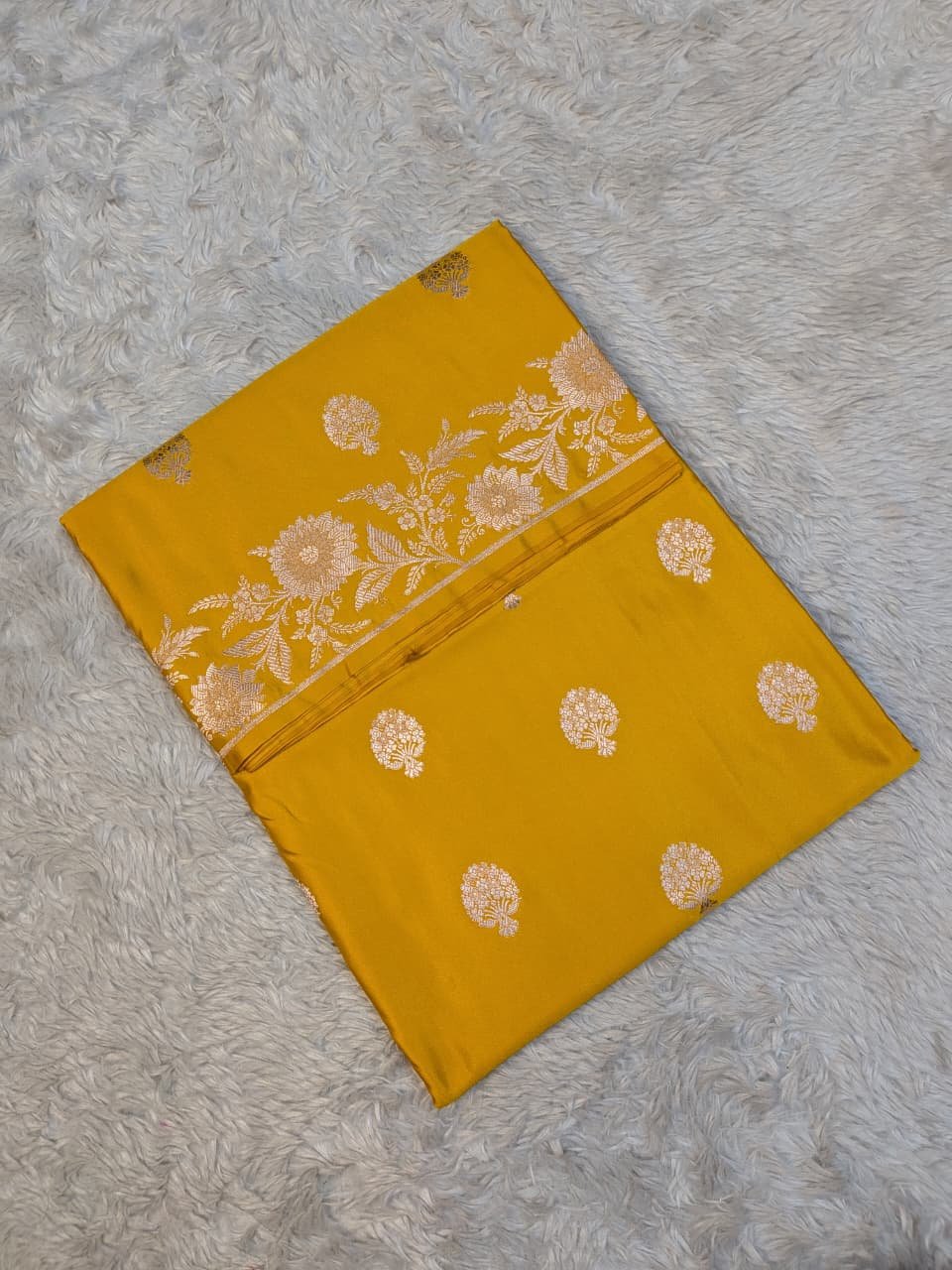 Mashru Silk Open Border Buta Anchal Buti Design Saree
