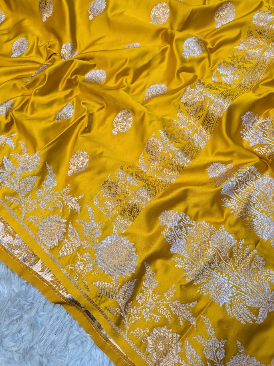 Mashru Silk Open Border Buta Anchal Buti Design Saree - Image 2