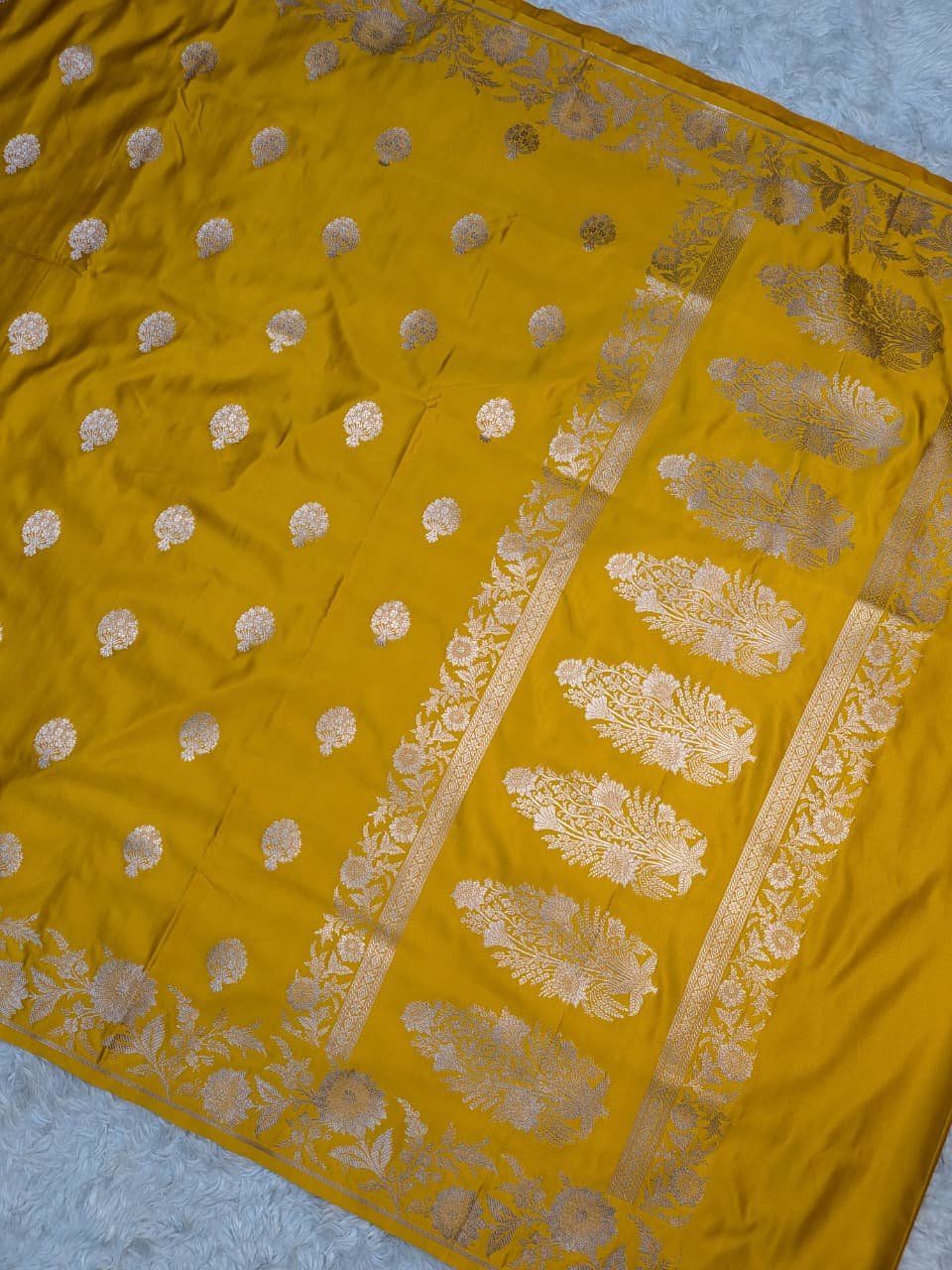 Mashru Silk Open Border Buta Anchal Buti Design Saree - Image 4