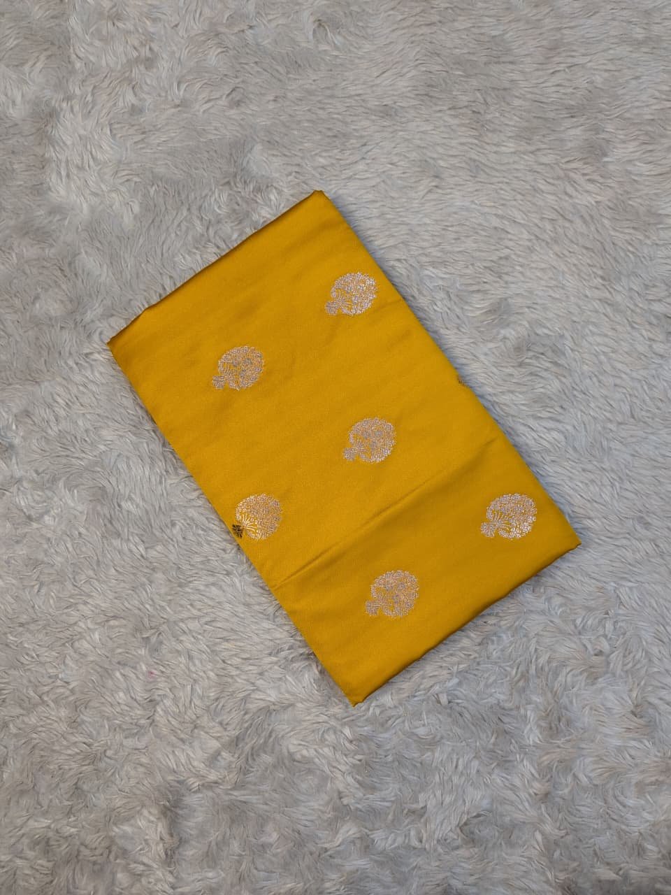 Mashru Silk Open Border Buta Anchal Buti Design Saree - Image 5